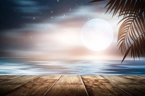 Havskväll Landskap Med Solnedgång Palmkvistar Silhuetter Solljus Träbord Vid Havet — Stockfoto