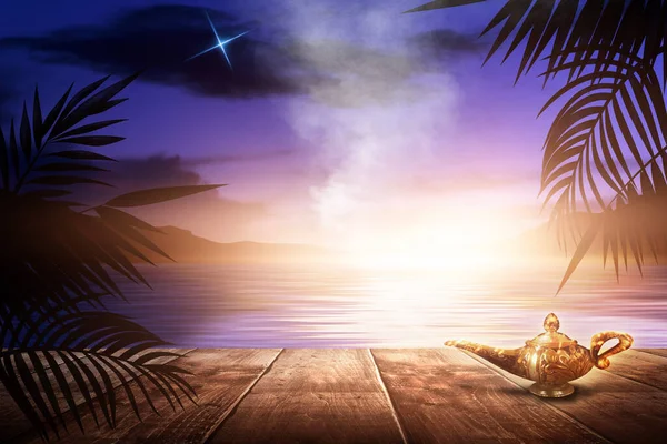 Aladin Lámpája Háttérben Egy Tengeri Esti Táj Naplementével Pálmaágak Sziluettek — Stock Fotó