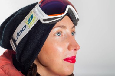 Gülümseyen kız kar bekliyor