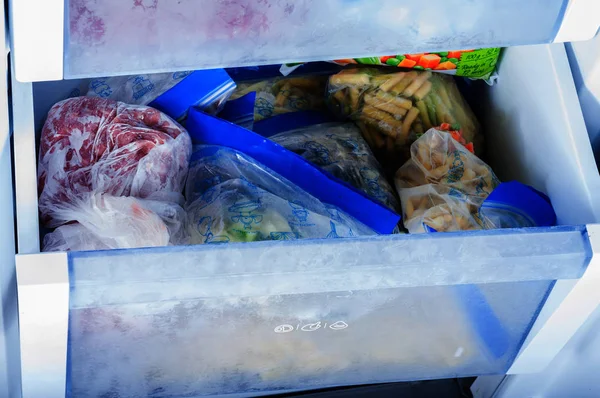 Vegetais congelados no congelador — Fotografia de Stock