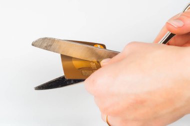 Kredi cads iki beyaz arka plan üzerinde makasla parçalara