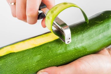 Beyaz arka plan üzerinde soyma ile kabak peeling