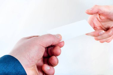 İş ortağı ile kartvizit alışverişi