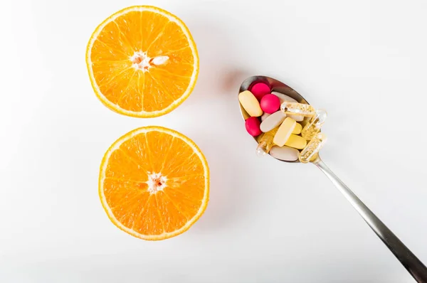 Frutas vs vitaminas sintéticas sobre fondo blanco — Foto de Stock