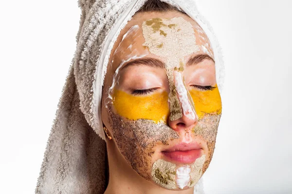 Wanita dengan masker yang berbeda di wajahnya multi-masking — Stok Foto