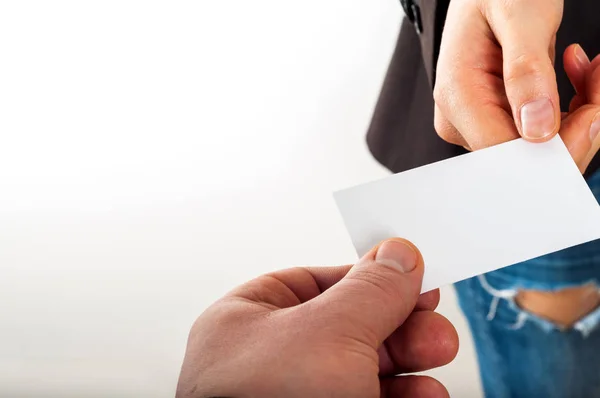 Η ανταλλαγή επαγγελματικών καρτών με επιχειρηματικό εταίρο — Φωτογραφία Αρχείου