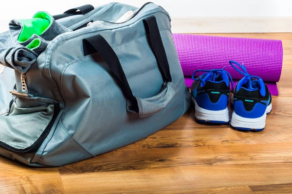 Sport bag scarpe sportive sul pavimento in legno — Foto Stock