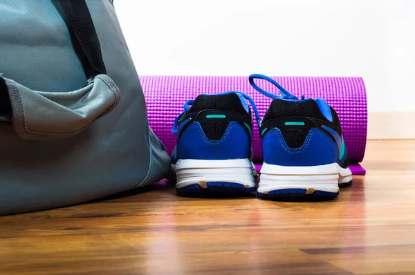 Spor çantası spor ayakkabı ahşap zemin üzerinde — Stok fotoğraf