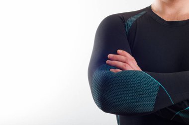 Beyaz backgrou siyah termal temel katmanın iç çamaşırı giyen adam