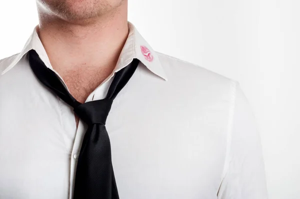 Hombre con camisa blanca cubierta por besos de lápiz labial rojo —  Fotos de Stock