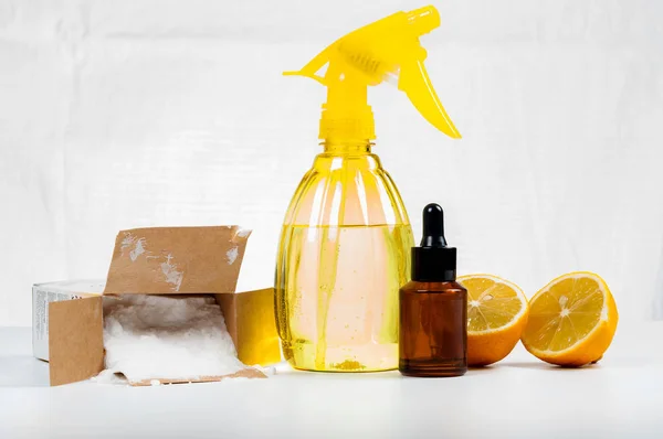 Naturalne środki czyszczące Eco Przyjacielski wykonane z cytryny i sody oczyszczonej na w — Zdjęcie stockowe
