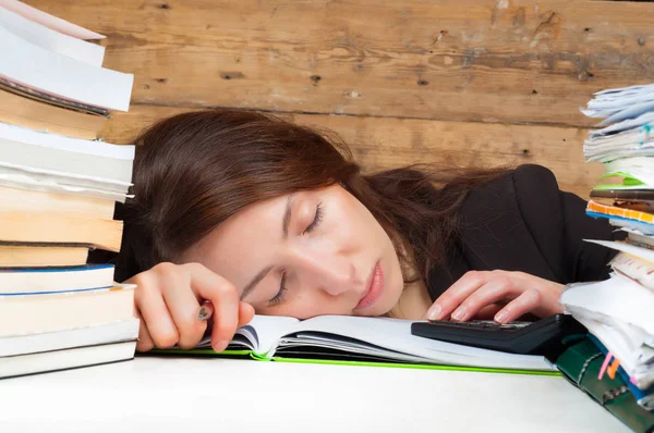 Femme a obtenu fatigué de travailler et d'étudier à côté de la pile de pap — Photo