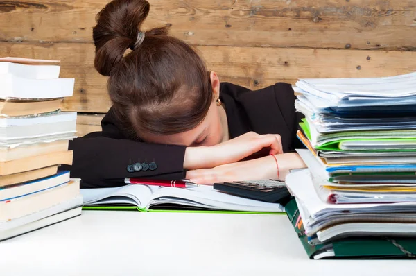 Femme a obtenu fatigué de travailler et d'étudier à côté de la pile de pap — Photo