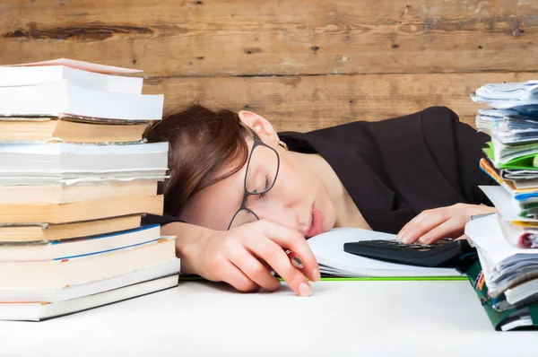 Femme a obtenu fatigué de travailler et d'étudier à côté de la pile de pap — Photo