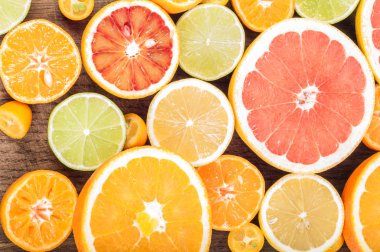 Ahşap arka plan üzerinde renkli taze narenciye meyve. Turuncu, tanger