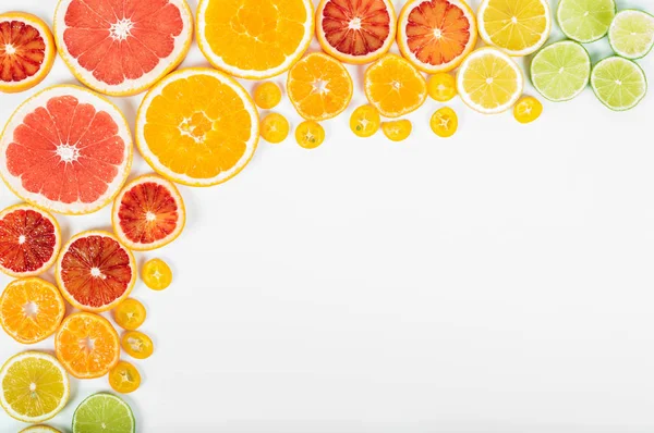 Цитрусовые фрукты на белом фоне. Апельсин, танжери — стоковое фото