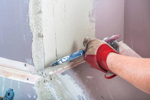 Repairing fireplace surface with spackle and trowel by hand — Stock Photo, Image