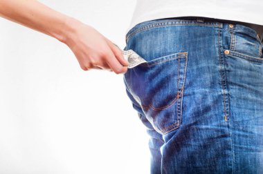Kadınların elleri dolarlık banknot erkek kot dışarı çekerek po geri