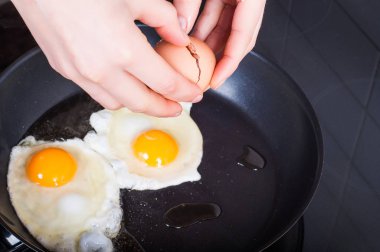 Pazar günkü br için kızartma içine en son en son yumurta kadının eller