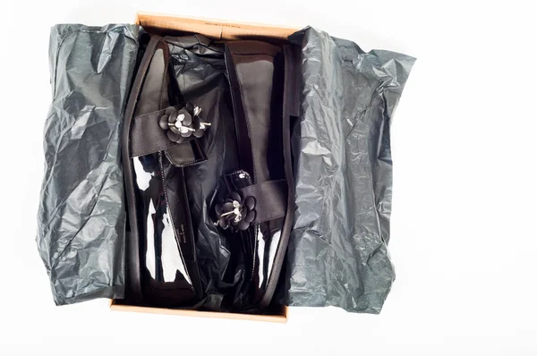 Nuevos zapatos de charol femenino negro hermoso en una caja isola —  Fotos de Stock
