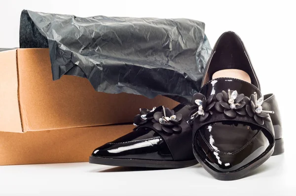 Nuevos zapatos de charol femenino negro hermoso en una caja isola — Foto de Stock