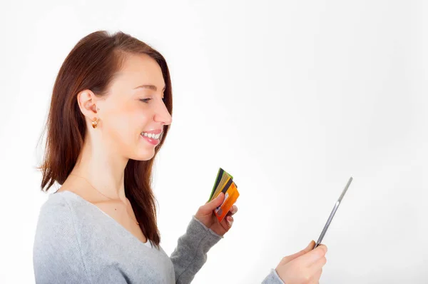 Frau benutzt Tablet und Kreditkarte für Online-Einkäufe. E-Commerce — Stockfoto