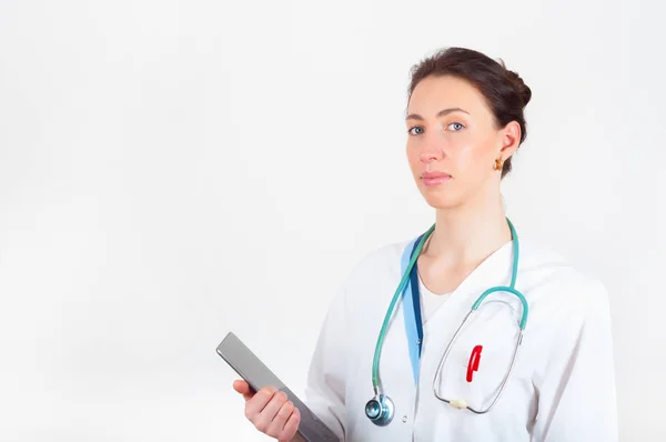 Portrait de jeune médecin attrayant, chirurgien, infirmière avec stéthos — Photo