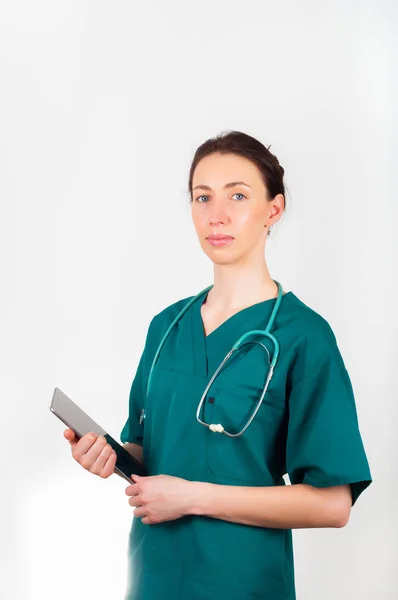 Portret van de jonge aantrekkelijke dokter, chirurg, nurse met stethos — Stockfoto