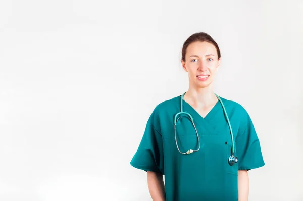 Portret van de jonge aantrekkelijke dokter, chirurg, nurse met stethos — Stockfoto