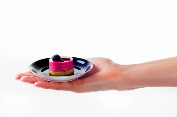 Mujeres mano celebración pequeña tarta de postre en plato conjunto delicado — Foto de Stock