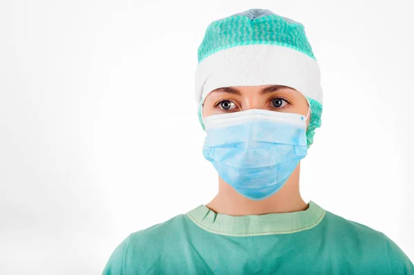 Портрет женщины-хирурга в хирургической маске и кепке — стоковое фото