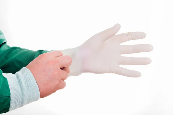 Primer plano de las manos del médico masculino que pone en g quirúrgica esterilizada — Foto de Stock