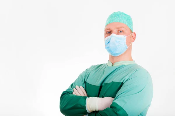 Портрет гордого хирурга с маской на белом фоне — стоковое фото