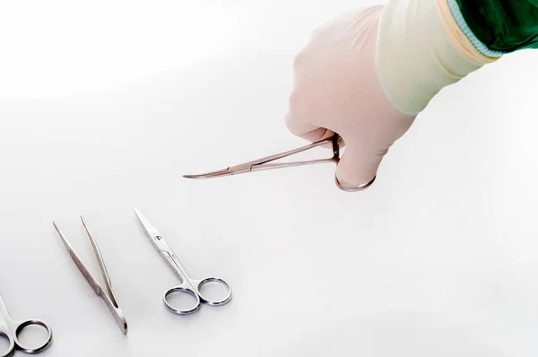 Детальный снимок стерилизованных хирургических инструментов с ручным захватом — стоковое фото