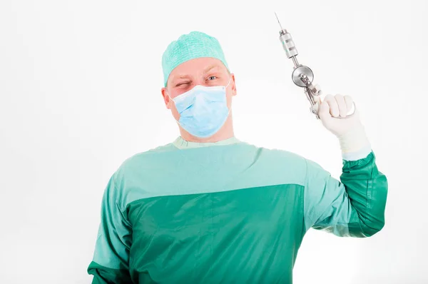 Хирург проводит антикварные, старомодные медицинские учения на белой Ба — стоковое фото