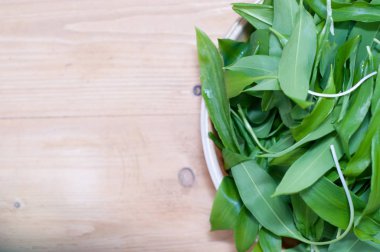 yabani sarımsak, ahşap masa portre üzerinde ramsons