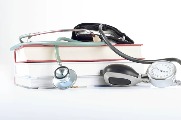 Concept van medisch onderwijs met boeken, stethoscoop — Stockfoto