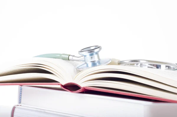 Концепция медицинского образования с книгами, стетоскопом — стоковое фото