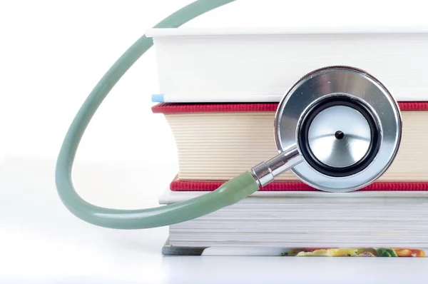 Concept de formation médicale avec livres, stéthoscope — Photo