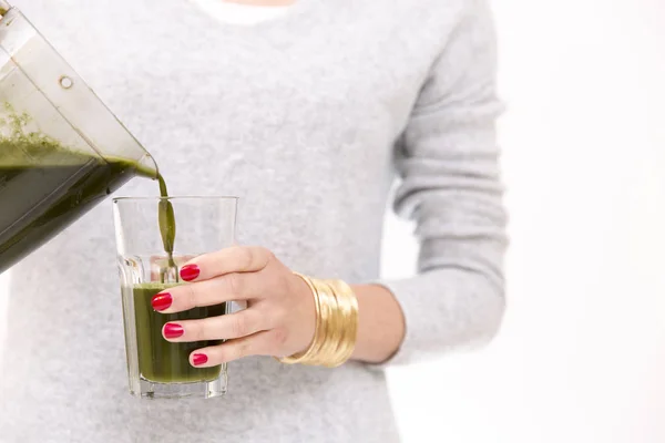 Frau füllt Glas mit Smoothie zum Frühstück — Stockfoto