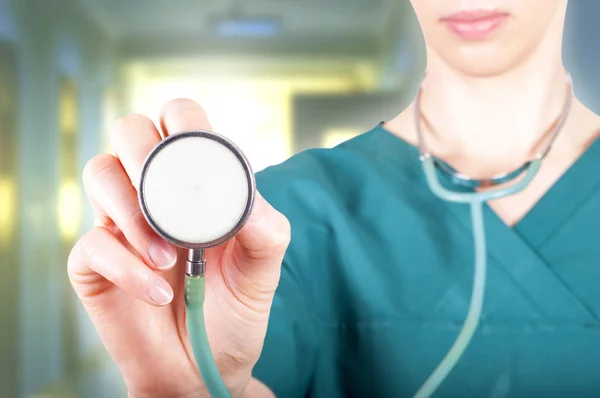 Médico mulher segurando um estetoscópio foco no estetosc — Fotografia de Stock