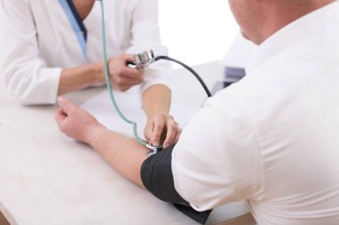 Bir not defteri tanı bir hastaya gösterilen kadın doktor