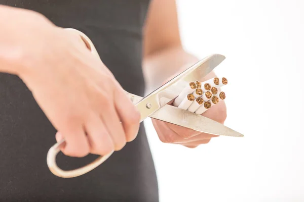 Pára de fumar. Fechar-se de mãos de mulher cortando cigarros — Fotografia de Stock