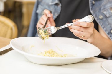 Restoranda yemek yerken kadın