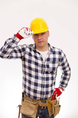 Alet kemeri olan bir tamirci. Ev yenileme servisi.