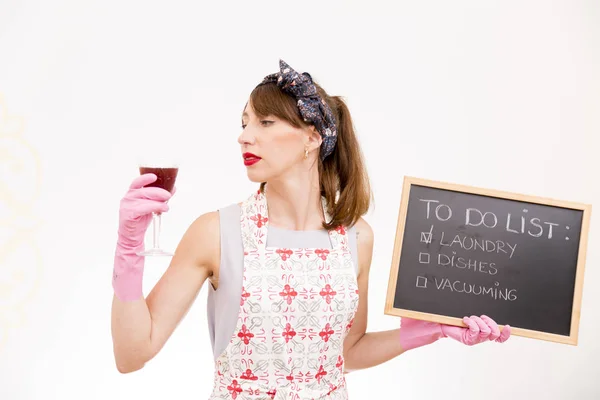 Hausfrau mit schwarzer Tafel mit To-do-Liste und Glas Wein — Stockfoto