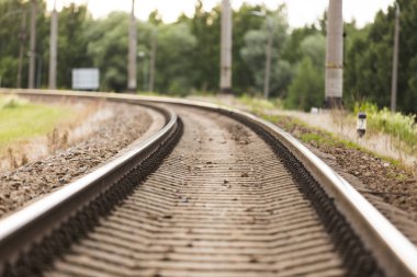 Demiryolu günbatımında hareket. Tren istasyonu ile hareket bulanıklığı e