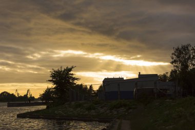 Günbatımında sanayi manzarası