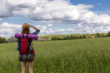 Kırsal kesimde hiking sırt çantası olan kadın. Stres ücretsiz
