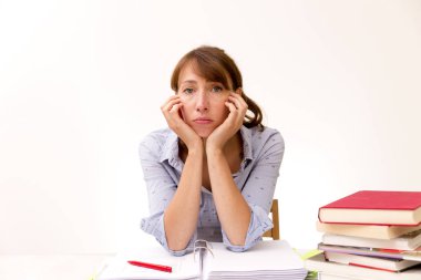 Eğitim ve kitaplığa okuma genç kadın yaşıyor ama bir ha